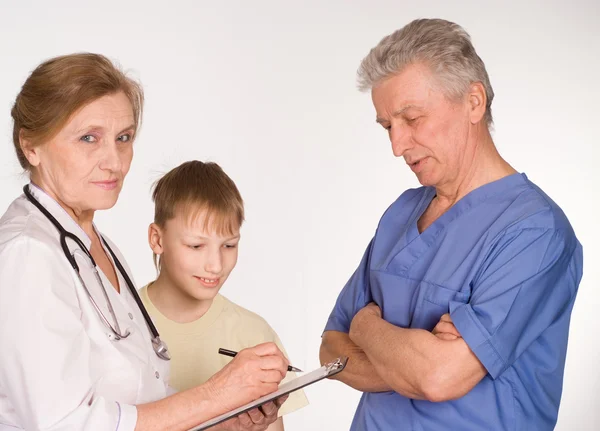 Два врача и ребенок — стоковое фото