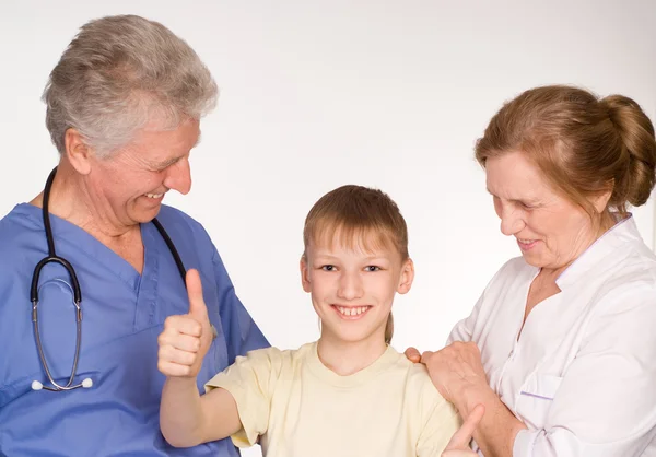Two doctors and kid — Stock Photo, Image