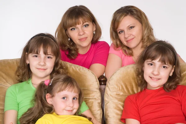 Famiglia felice sul divano — Foto Stock