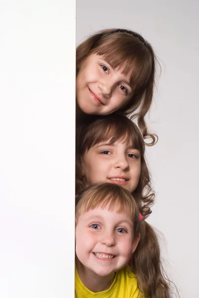 Tres chicas escondidas —  Fotos de Stock