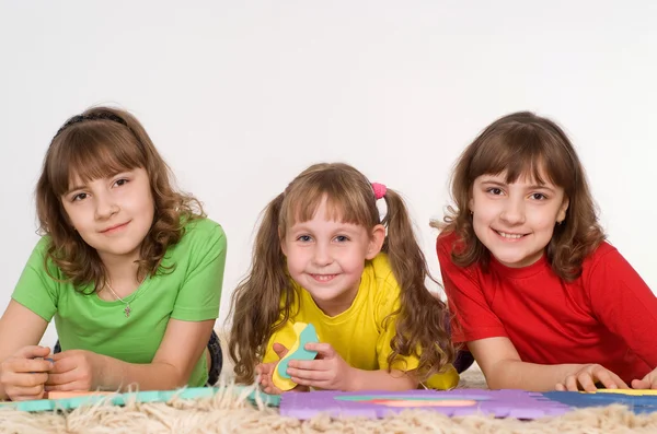 Tre flickor spelar — Stockfoto