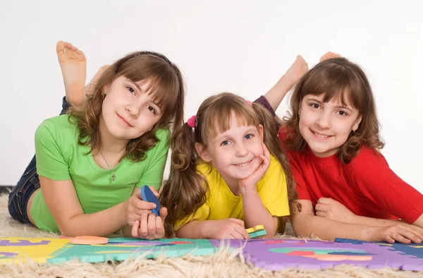 Drie meisjes spelen — Stockfoto