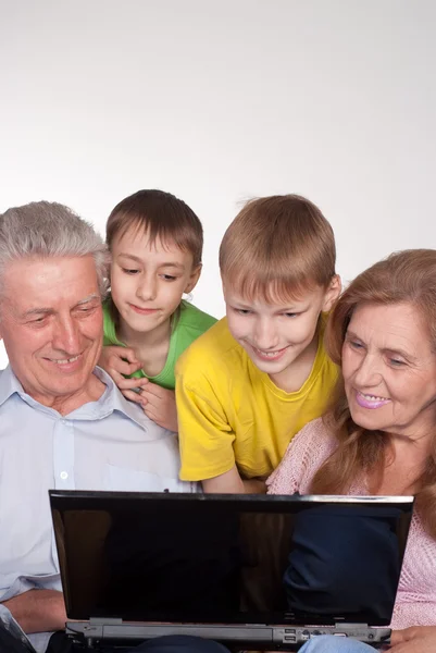 Großeltern und Enkel — Stockfoto