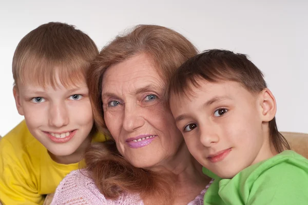 Бабушка и внуки — стоковое фото