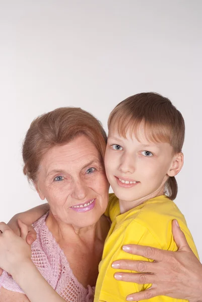 Mooie oma en kleinzoon — Stockfoto