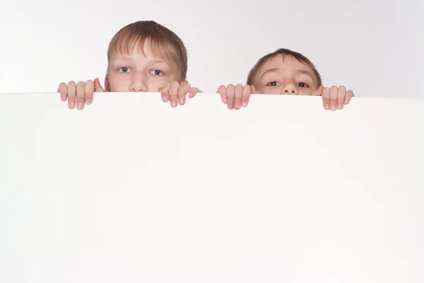 Два мальчика за доской — стоковое фото