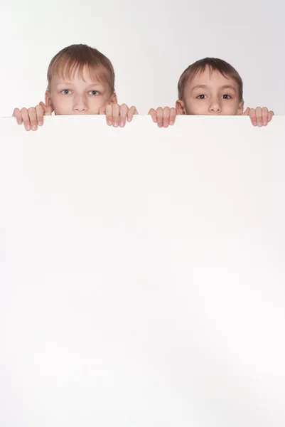Dois rapazes atrás da prancha — Fotografia de Stock