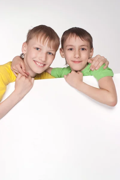 Zwei Jungen hinter dem Brett — Stockfoto