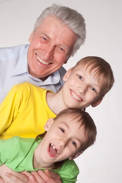 Avô e netos — Fotografia de Stock