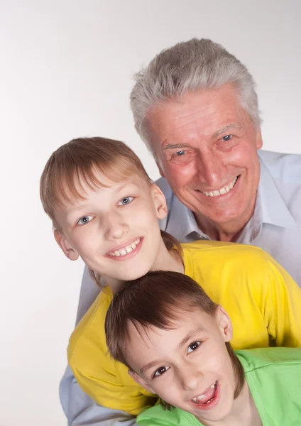 Abuelo y nietos — Foto de Stock