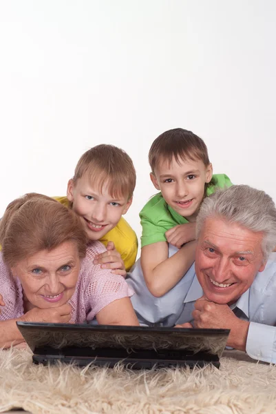 Бабусь і дідусів і онуків — стокове фото