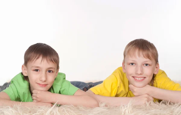 Dos hermanos en alfombra — Foto de Stock