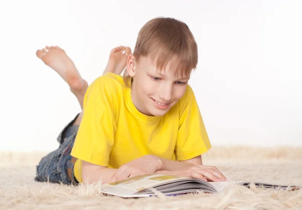 Παιδί διαβάζει ένα περιοδικό — Φωτογραφία Αρχείου