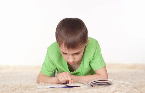 Kind leest een tijdschrift — Stockfoto
