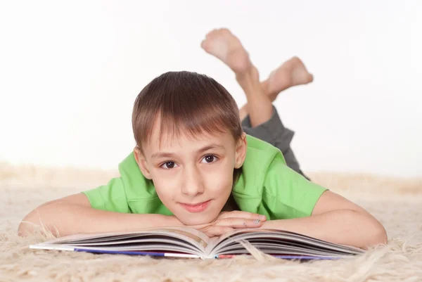 Dítě čte časopis — Stock fotografie