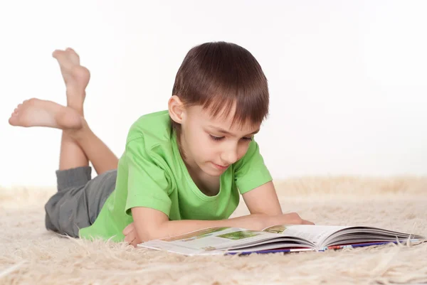 Малыш читает журнал — стоковое фото