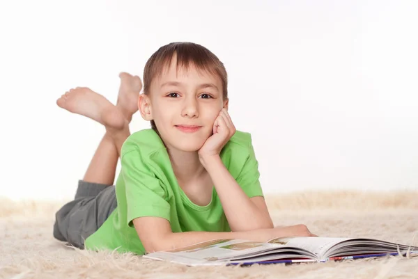 Dítě čte časopis — Stock fotografie