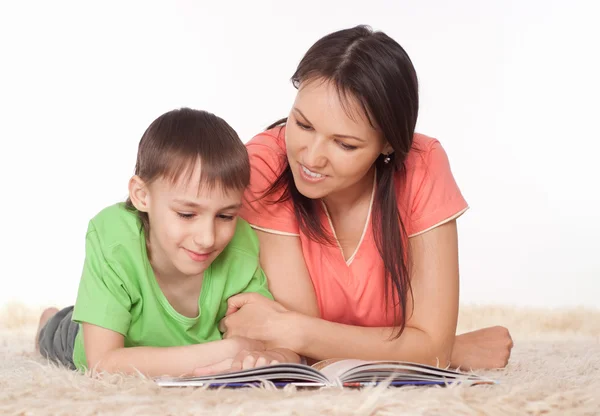Moeder en zoon lezen — Stockfoto
