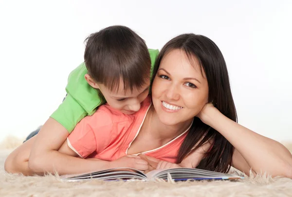 Mama i syn, czytanie — Zdjęcie stockowe