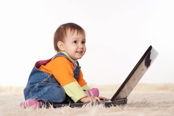 Dziecko w sieci — Zdjęcie stockowe