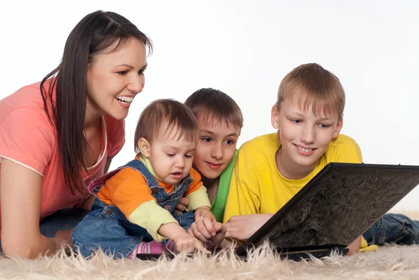 Familia feliz con portátil — Foto de Stock