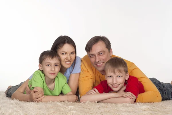 Процветающая семья на ковре — стоковое фото