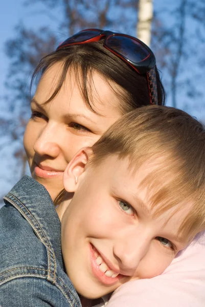 Сын с мамой — стоковое фото