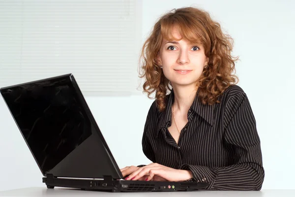 Leuk meisje met laptop — Stockfoto
