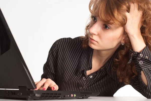 Menina bonito com laptop — Fotografia de Stock