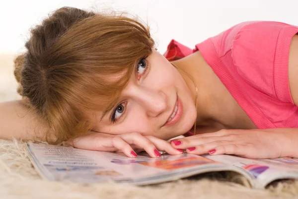 Aranyos lány feküdt a szőnyeg — Stock Fotó