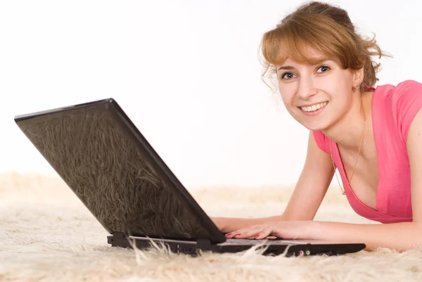 Vacker flicka med laptop — Stockfoto