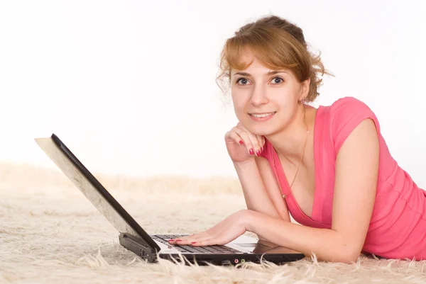 Schönes Mädchen mit Laptop — Stockfoto