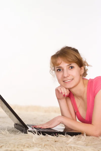 노트북으로 아름 다운 여자 — 스톡 사진