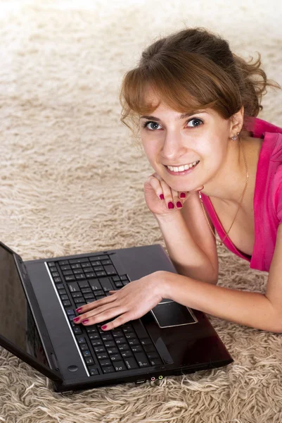 Όμορφη κοπέλα με laptop空白のクレジット カードを提示する若い女性 — Φωτογραφία Αρχείου
