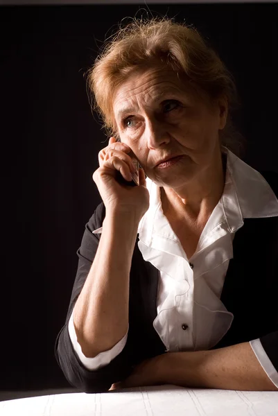 Stará žena s telefonem — Stock fotografie