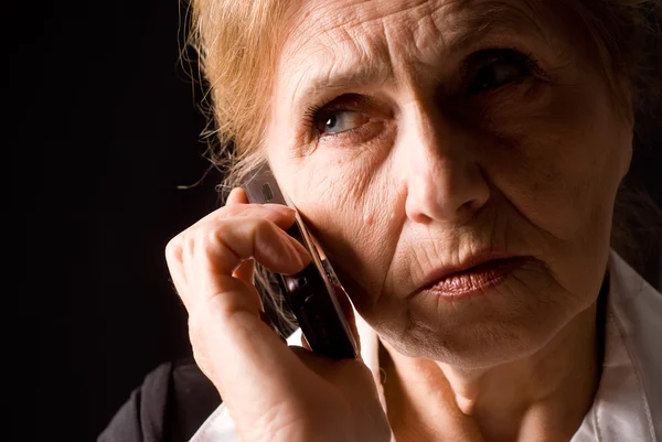 Mulher velha com telefone — Fotografia de Stock