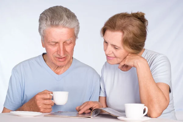 Leitura de casal idoso — Fotografia de Stock