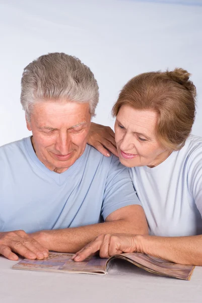 Älteres Ehepaar liest — Stockfoto