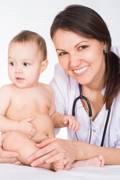 漂亮的女医生与新生儿 免版税图库图片