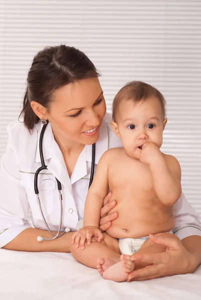 年轻的医生与宝宝 图库图片