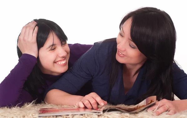 Zwei Mädchen lesen — Stockfoto