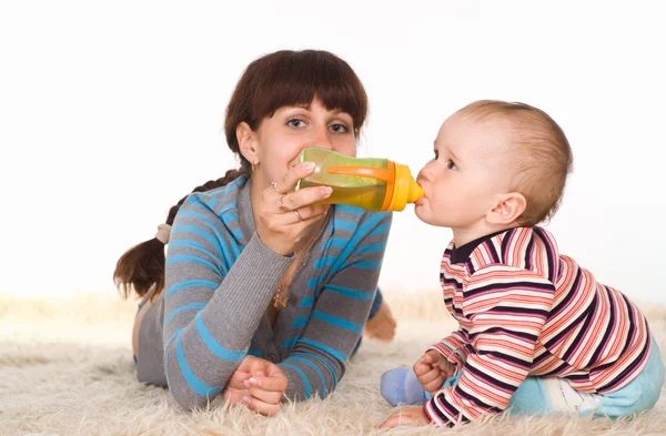 Małe dziecko napoje — Zdjęcie stockowe