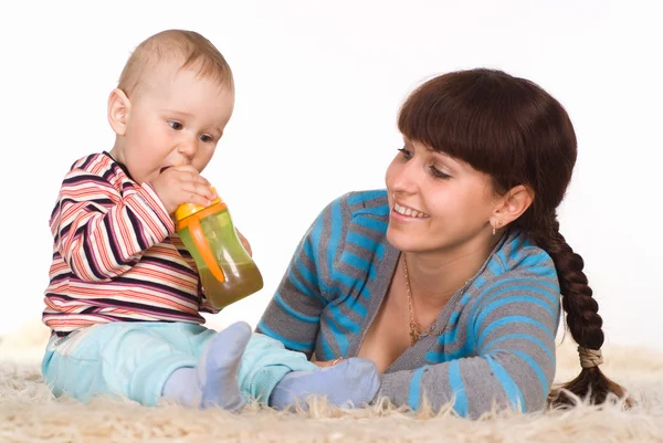 Małe dziecko napoje — Zdjęcie stockowe