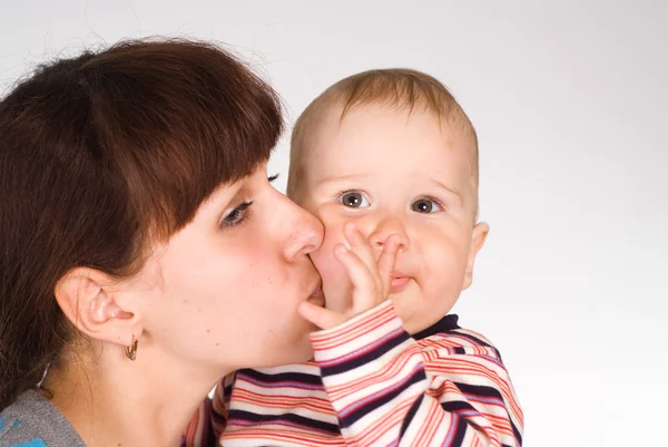 Мама целует своего ребенка — стоковое фото