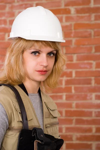 Construtor bonito com capacete — Fotografia de Stock