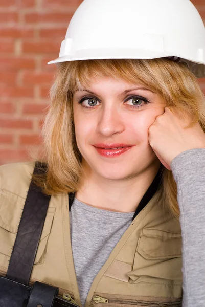 Construtor bonito com capacete — Fotografia de Stock