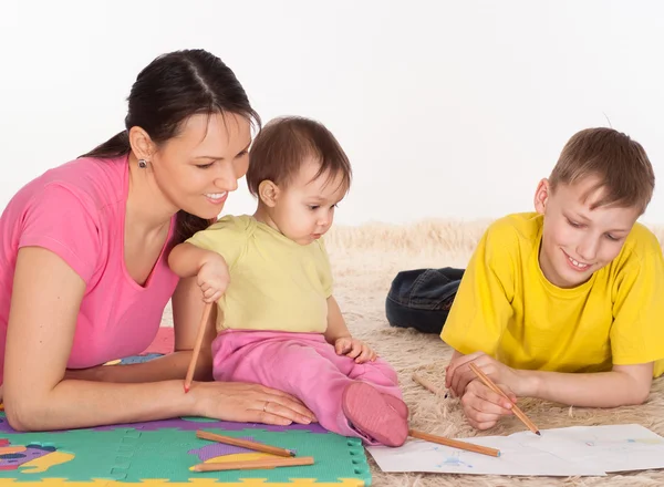 Mom and her children — Stock Photo, Image