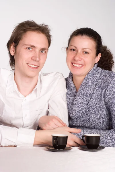 Jovem casal na mesa — Fotografia de Stock
