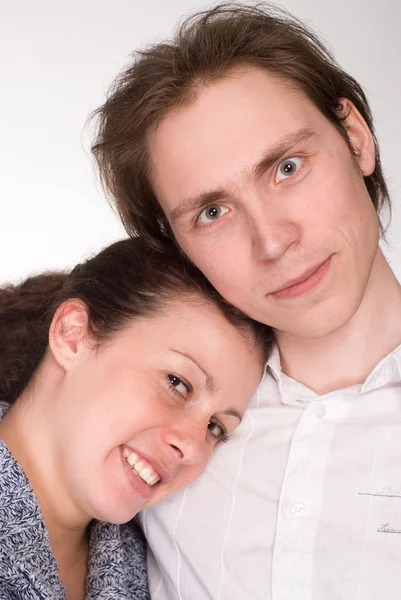 Mladý pár na bílém pozadí — Stock fotografie