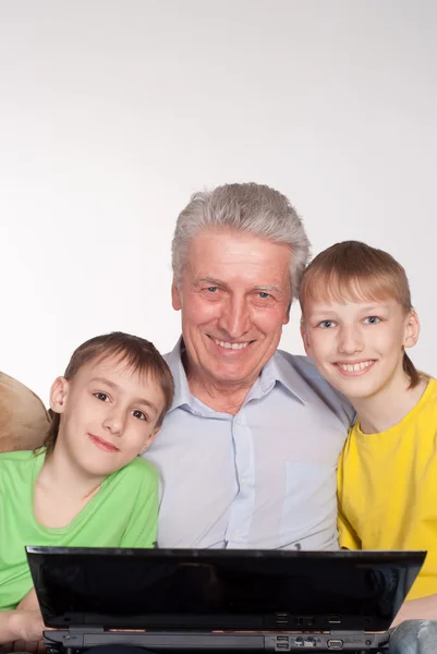 Дедушка и внуки — стоковое фото